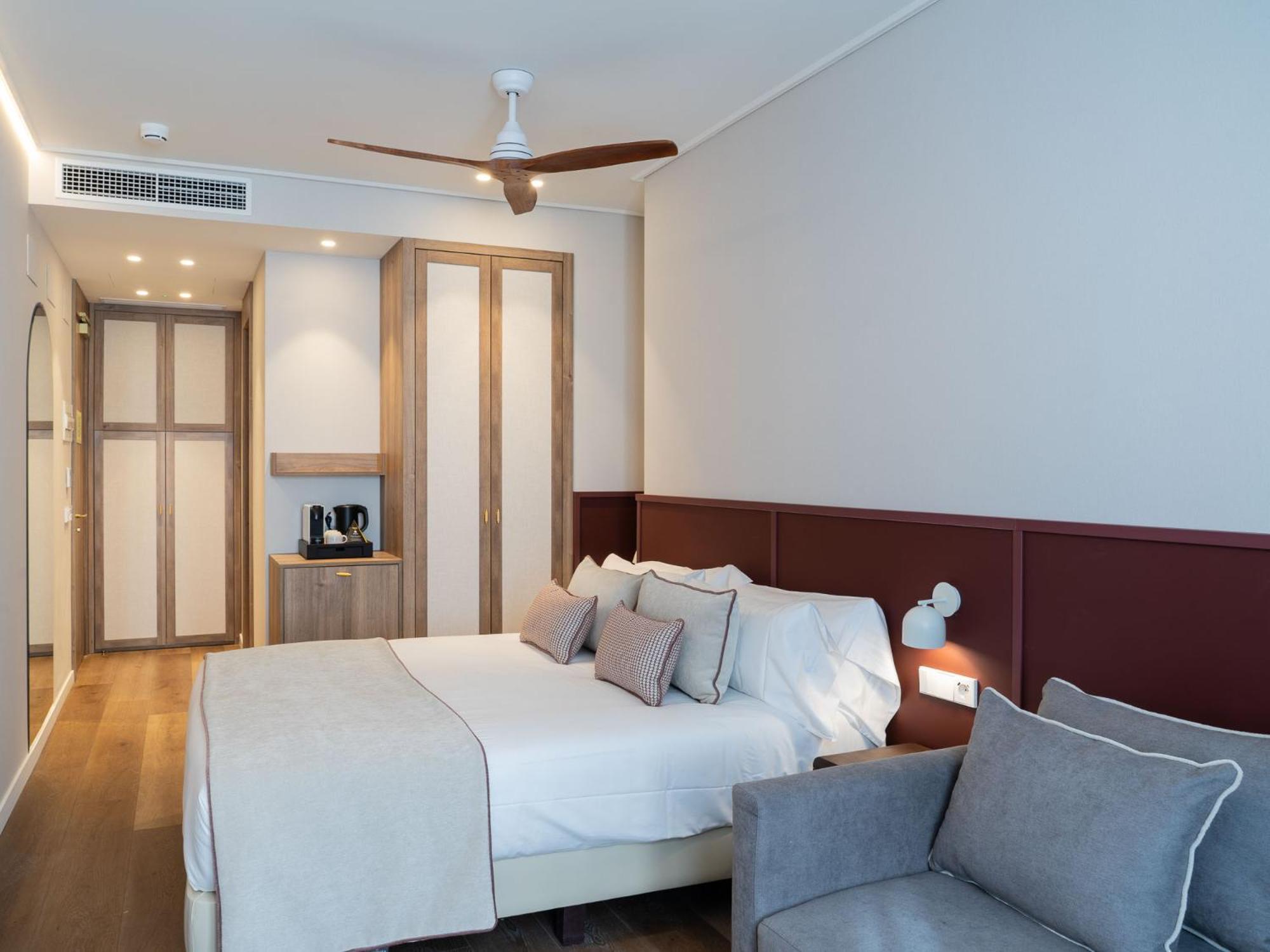 Hotel Well And Come Малага Экстерьер фото