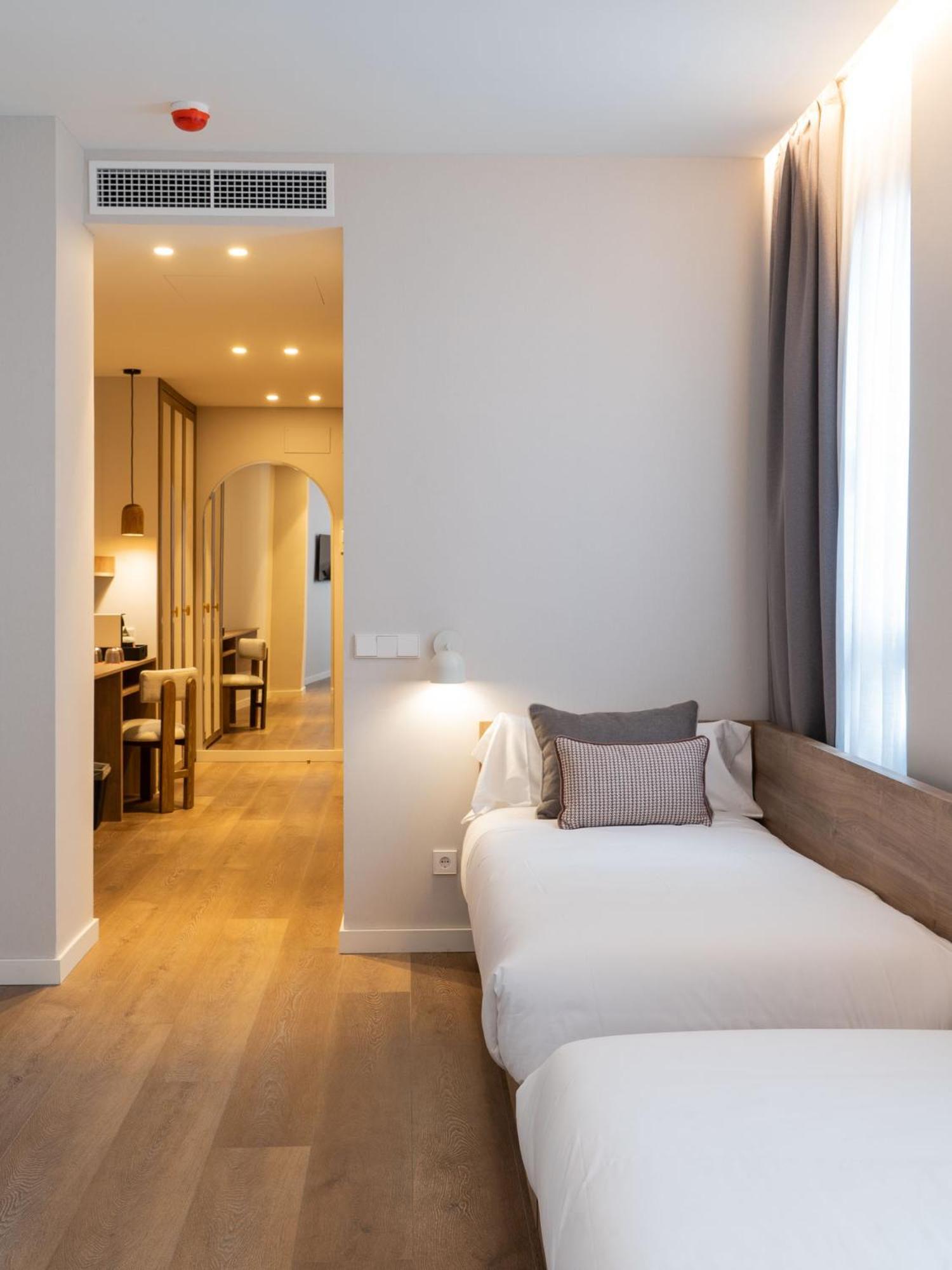 Hotel Well And Come Малага Экстерьер фото