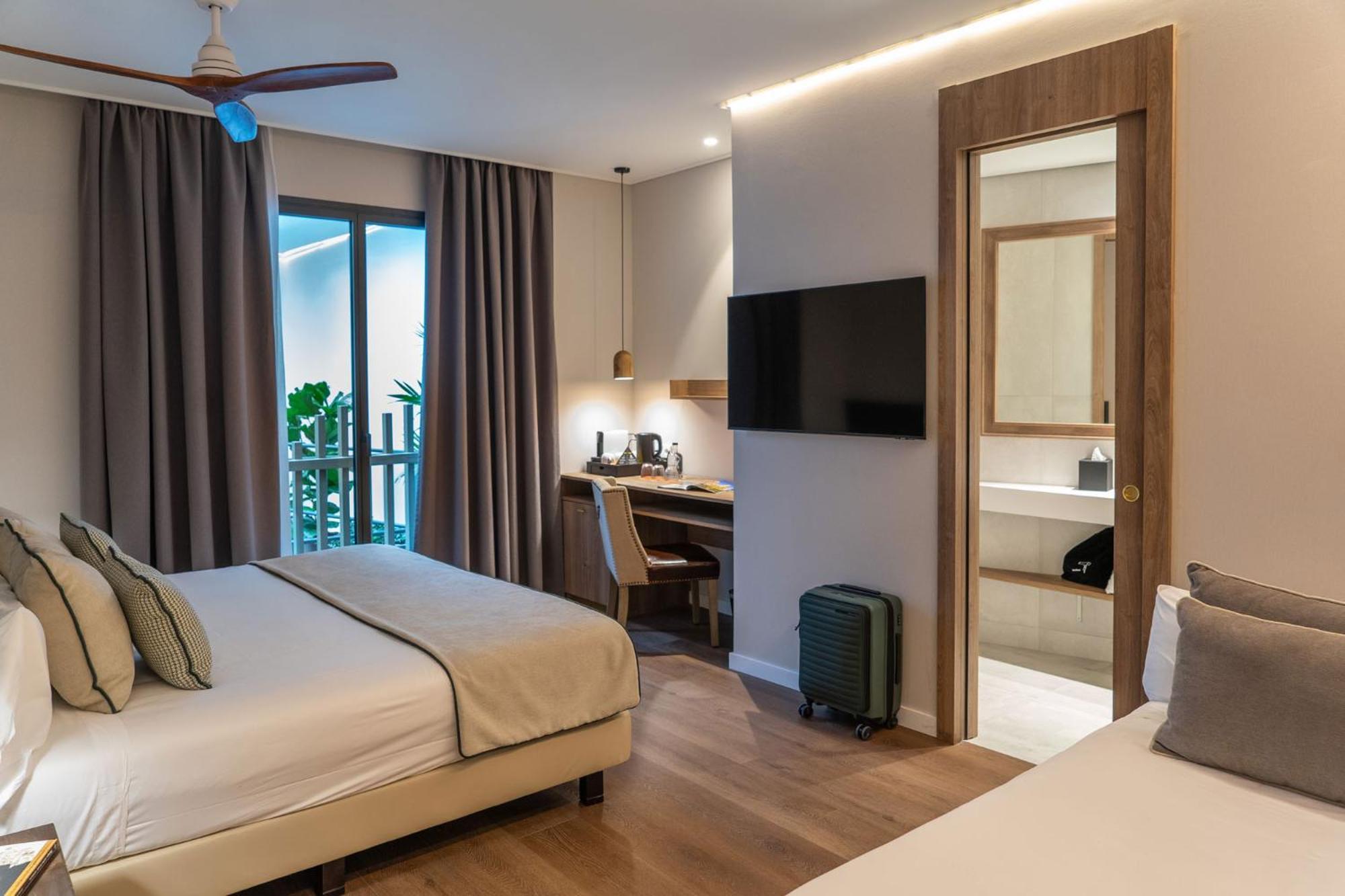 Hotel Well And Come Малага Экстерьер фото